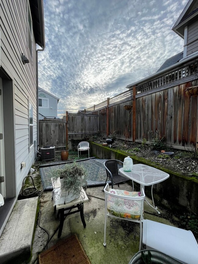 Building Photo - Modern 2 Bedroom, 2.5 Bathroom Bi-Level Du...