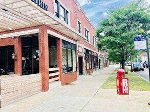 Building Photo - 1911 W Foster Ave