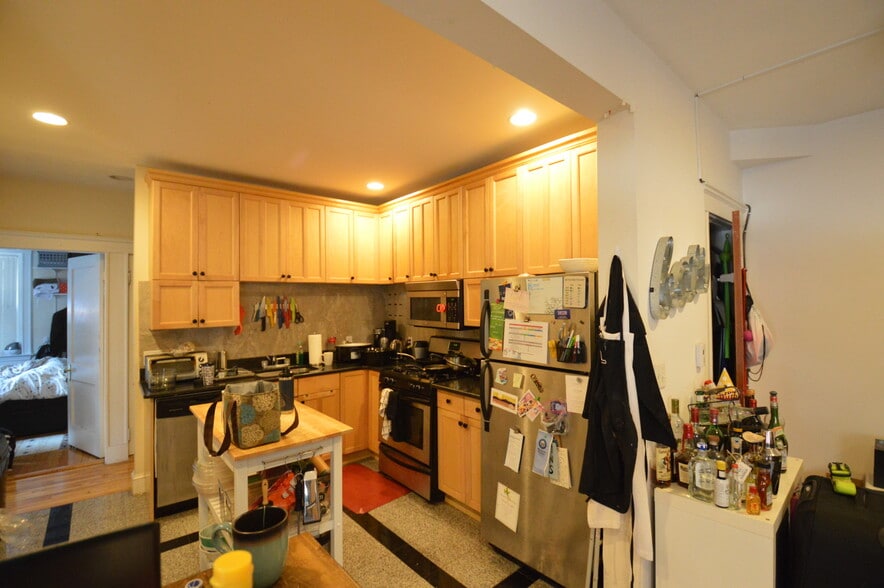 Building Photo - 69 Babcock St