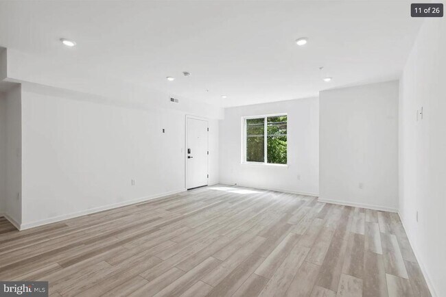Building Photo - 890 N 42nd St