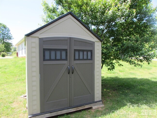 Building Photo - 371 West Ave