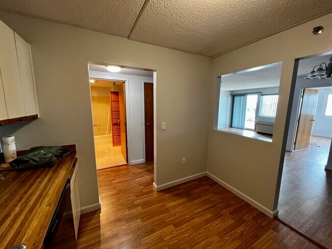 Building Photo - 200 Cove Way