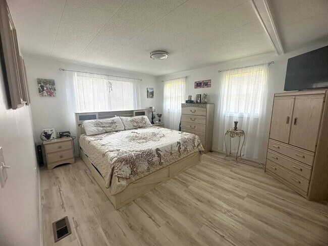 Building Photo - "Charming 2-Bed, 2-Bath Retreat in Nokomis!"