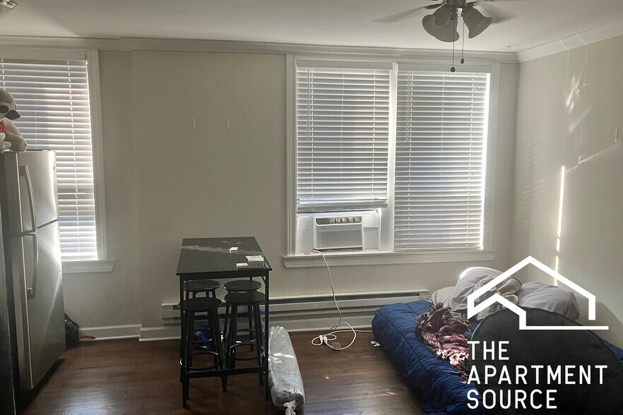 Building Photo - 3345 N Marshfield Ave