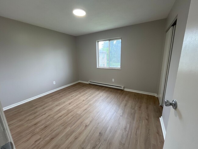 Building Photo - Newly Updated 2 BR/ 1 BA townhome MOVE-IN ...