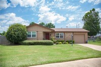 Building Photo - Cozy Prattville bungalow with plenty of up...