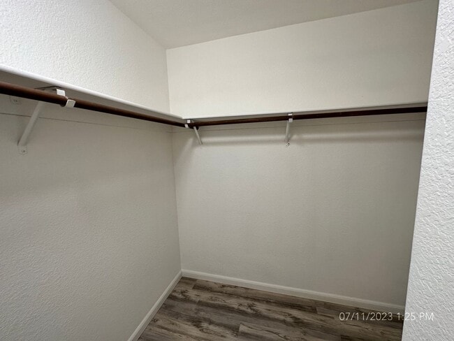 Building Photo - Upstairs One-bedroom Condo