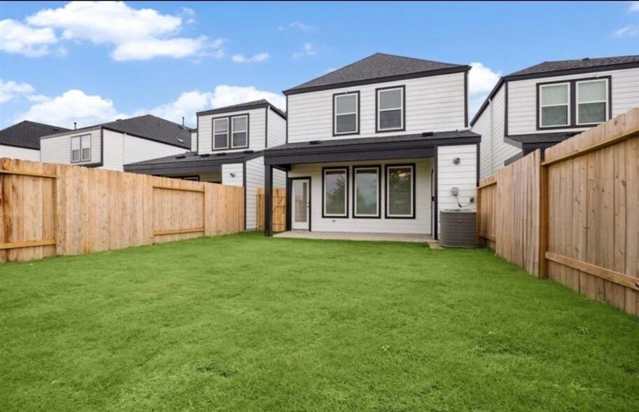 Building Photo - 2911 Crown Gate Dr