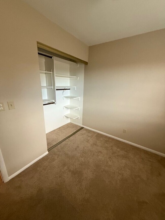 Building Photo - A Fabulous 4 Bedroom Home in Highland Hills