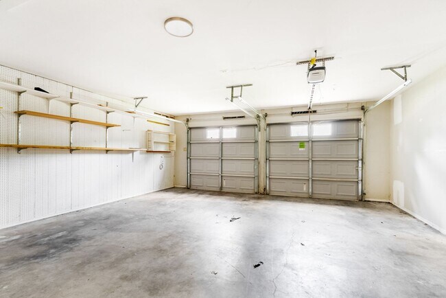 Building Photo - Charming Home Awaits: Spacious & Modern Living in a Prime Location