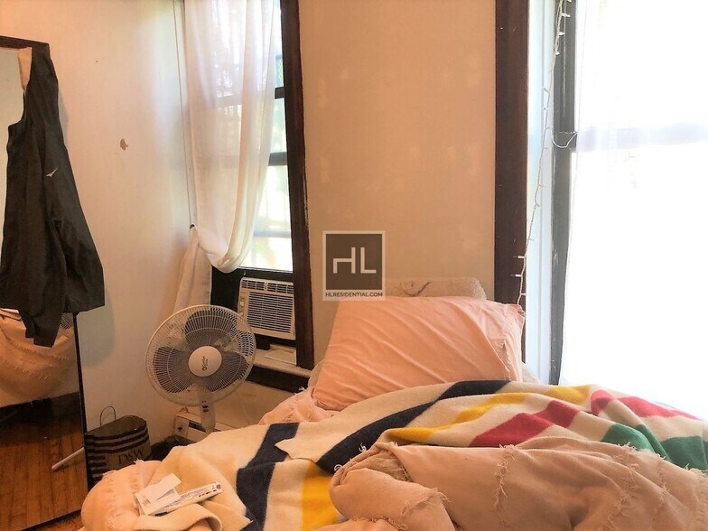 Building Photo - 479 Warren St