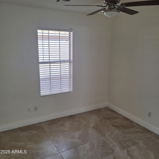 Building Photo - 1622 N Comanche Dr