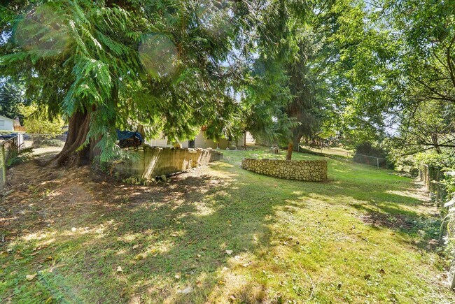 Building Photo - 3 Bed 2 Bath Fully Fenced Split Level Lake...