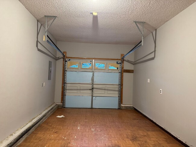Building Photo - Awesome Ranch near Exit 1! 3bed/2bath with...