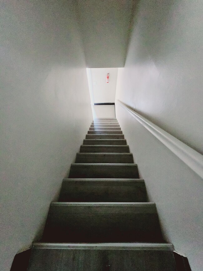 Staris - 2162 W Brownwood Ave