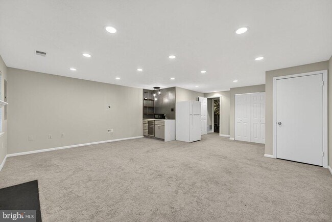 Building Photo - 8605 Western Oak Dr