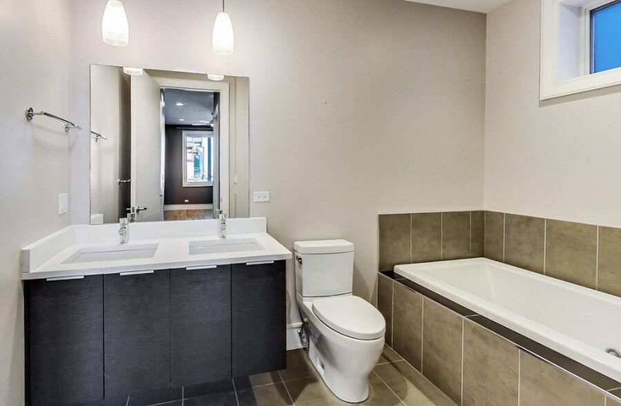 Building Photo - 2424 W Chicago Ave