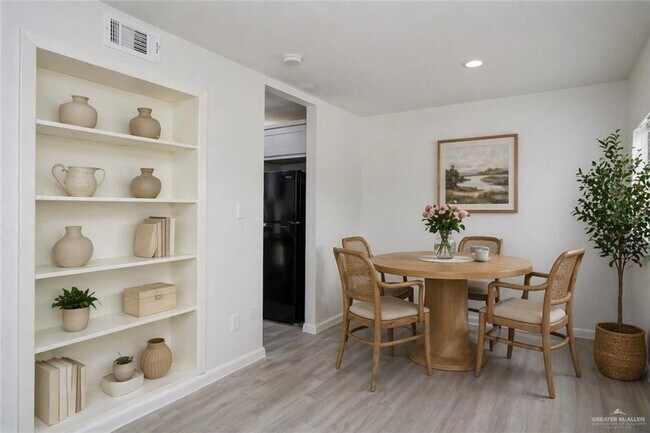 Building Photo - 1107 Shasta Ave W