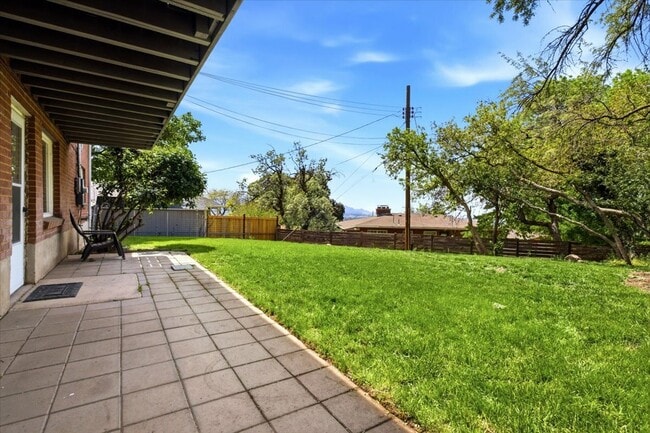 Building Photo - 3036 Sequoia Dr