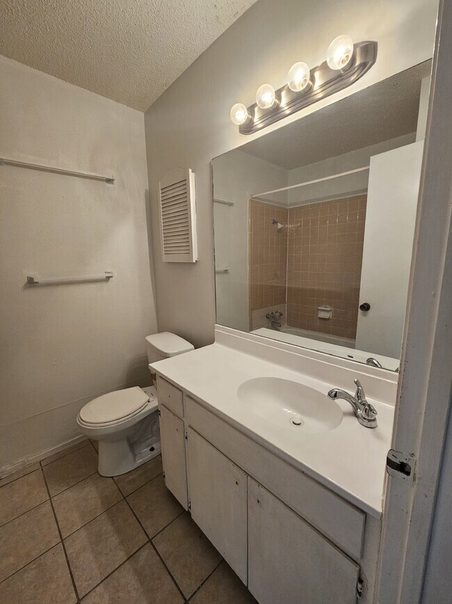 Building Photo - 2 bed/1 bath duplex with flex room- 2 WEEK...