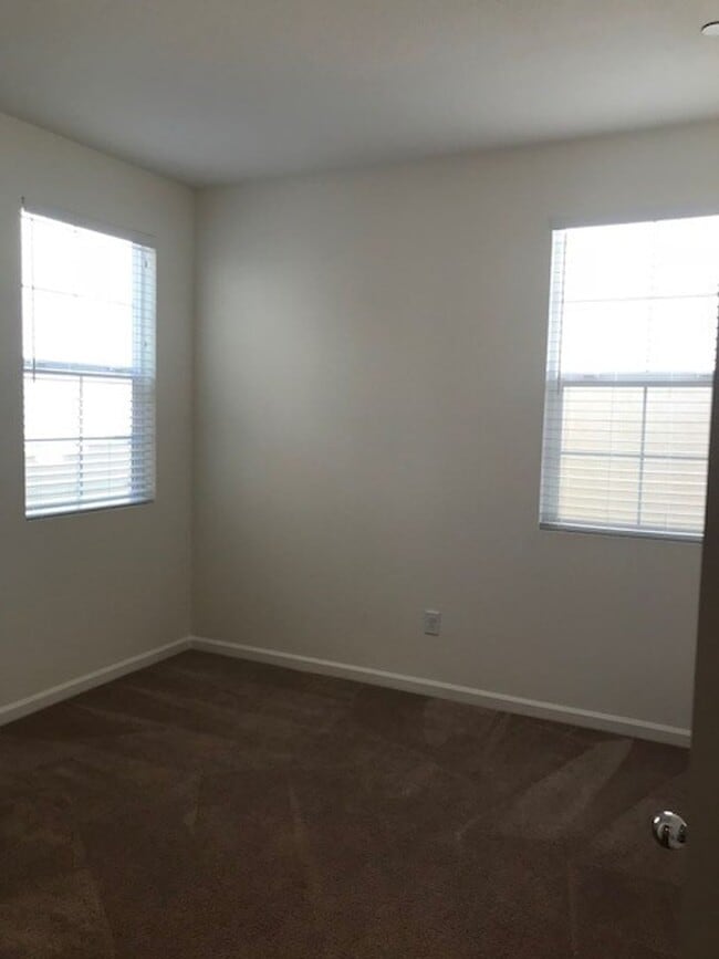 Building Photo - Two Story Home in Natomas, 3 bd/2.5ba, 2 c...