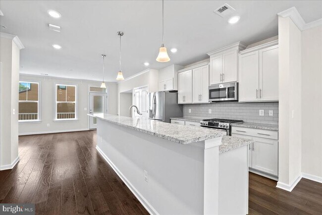 Building Photo - 45121 Kincora Dr