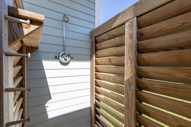 Building Photo - 16511 John Davis Rd