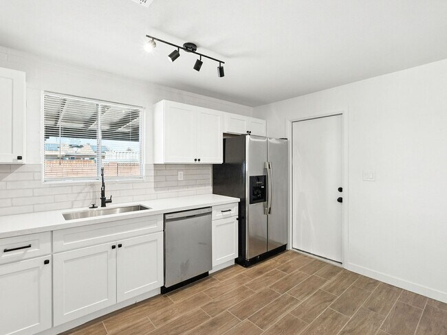 Building Photo - Fully upgraded home with garage!