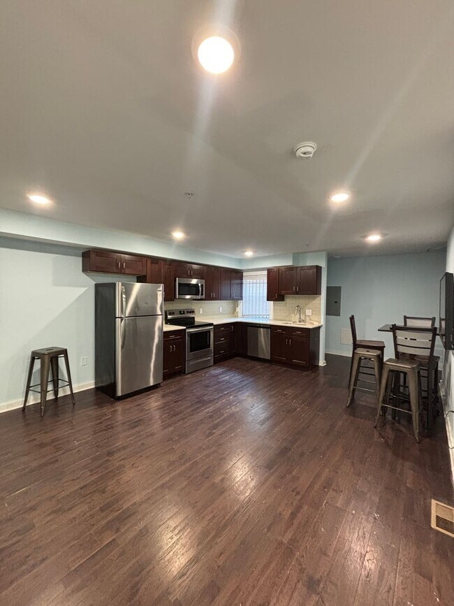 Building Photo - 1609 Sydenham