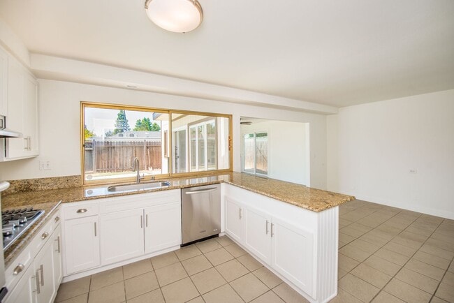 Building Photo - COSTA MESA: 3 Bedroom Single Story Home with a Pool