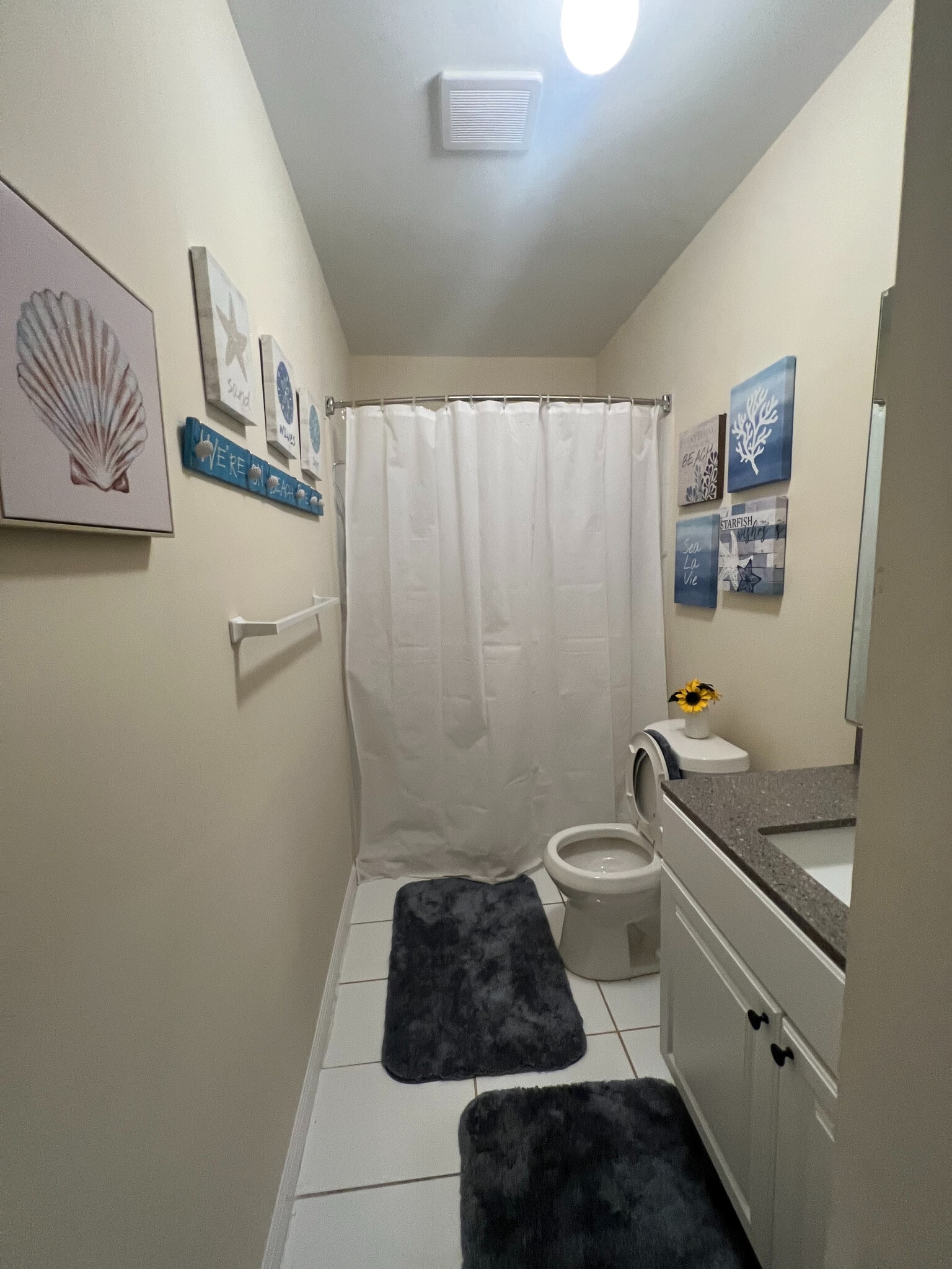 Building Photo - Room in Apartment on Hill Station Ct
