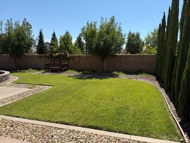 Building Photo - Newer Modern 4 Bedroom 3.5 Bath w/ Bedroom...