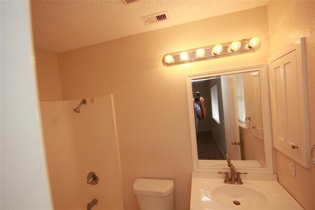 Building Photo - 2314 Townhall Ln