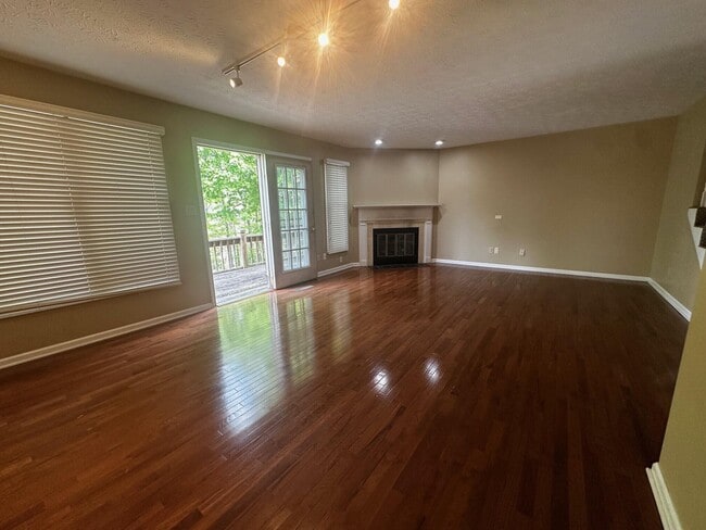 Building Photo - 3503 Lakeside Ct