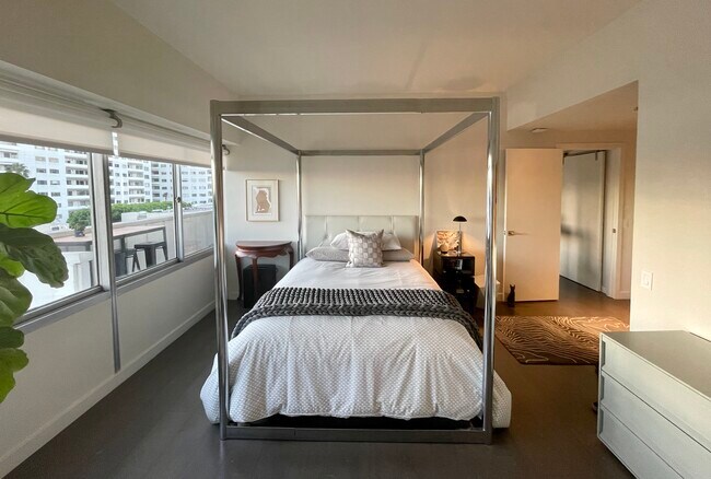 Bedroom - 7135 Hollywood Blvd