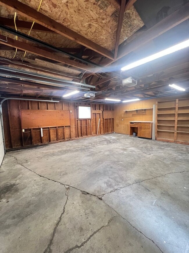 Building Photo - 3 Bedroom home in desirable neighborhood!