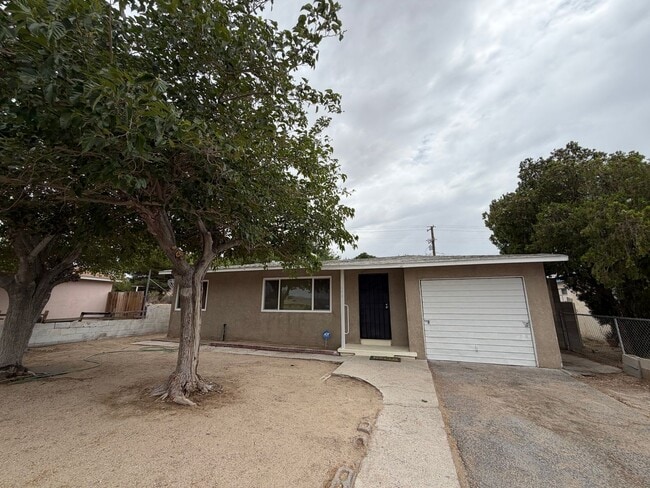 Building Photo - 4 Bedroom 2 Bathroom House with Fenced Yard & 1 Car Garage