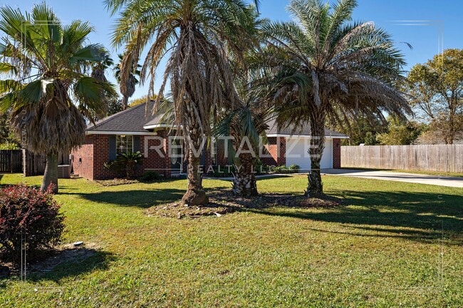 Building Photo - Lovely Brick Home Just Minutes from the Be...