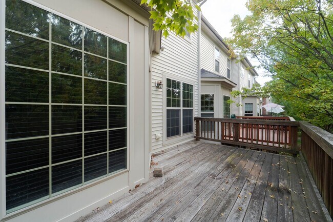 Building Photo - Stunning Centreville Townhome With Excellent Commuter Access