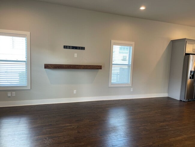 Building Photo - Convenient Living in West End