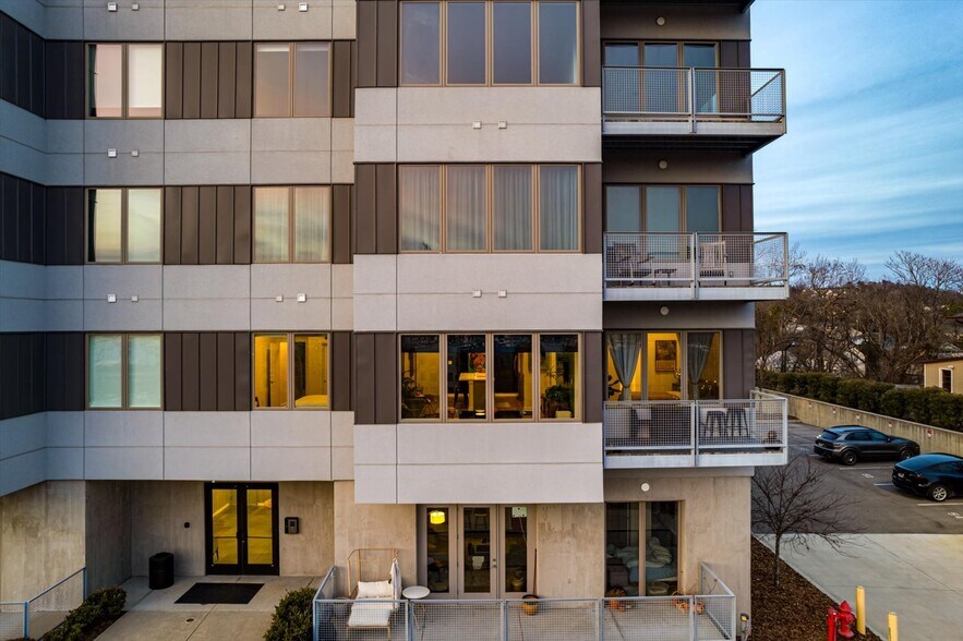 Building Photo - 411 Fairpoint St