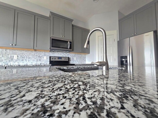 Building Photo - 5 Bedroom/3Bath Single Family Home