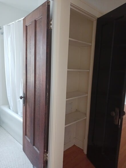 Building Photo - 5727 N Washtenaw Ave