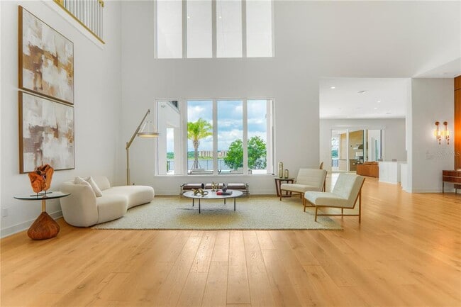 Building Photo - 15023 Pendio Dr
