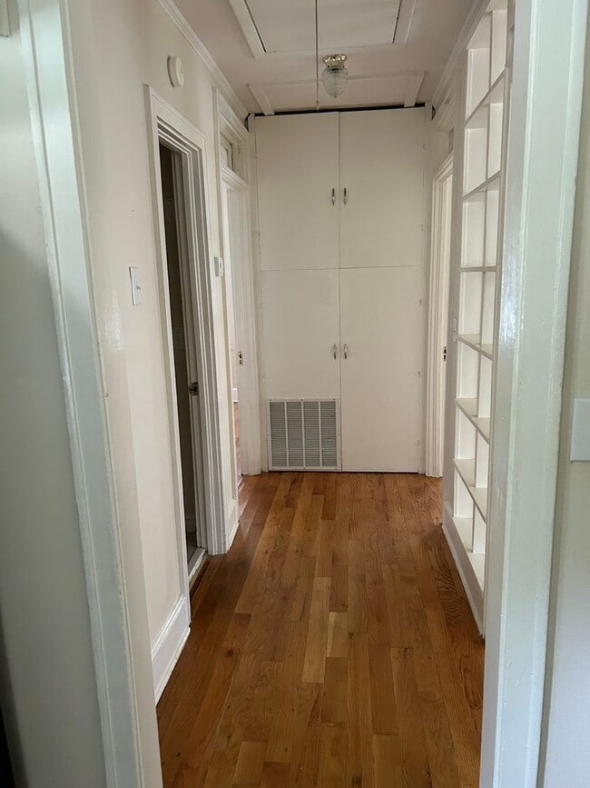 Building Photo - 2 Bedroom House off of Rosewood Available Now