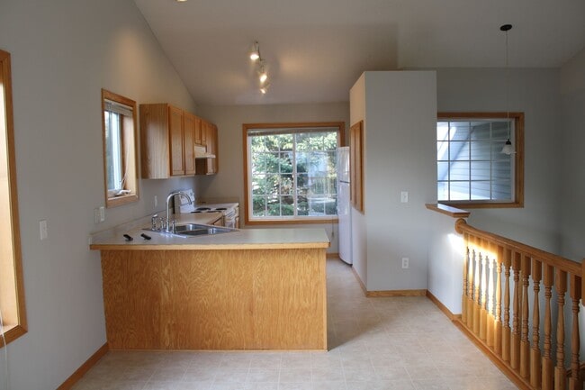 Building Photo - Charming 2BR/2BA Townhome in Prime Location