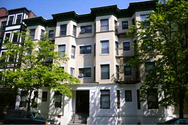 Building Photo - 65 Burbank St