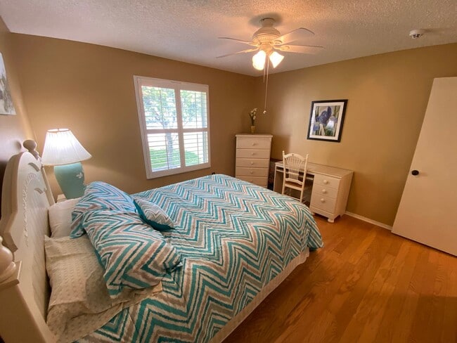 Building Photo - Great Location Turnkey Villa In The Village of Belvedere ANNUAL Lease