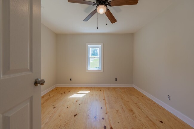 Building Photo - Charming updated 2 bedroom 1 bath home in ...