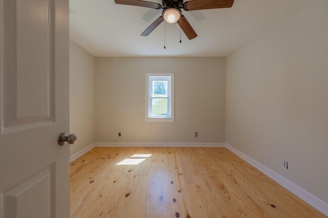 Building Photo - Charming updated 2 bedroom 1 bath home in Narrows VA